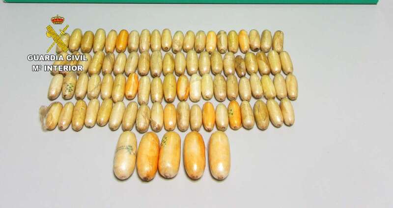 Imagen de las cápsulas de cocaína intervenidas al primero de los pasajeros (Foto TA)